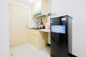 Private kitchen - Simple Furnished Studio 19 Avenue Apartment (Tangerang)