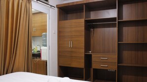 Hotellihuone, jossa on sänky, vaatekaappi ja kylpyhuone.