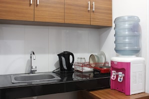 Chambre | Cuisinette privée | Réfrigérateur, surface de cuisson, vaisselle et ustensiles