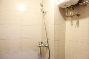 Bathroom shower - Simply Homey 1BR Gateway Pasteur Apartment near Exit Toll (Cimahi)