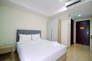 Room | 1 bedroom, desk, free WiFi, bed sheets - Simply Modern Studio Menteng Park Apartment (Jakarta)