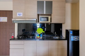 Room | Private kitchen | Fridge, stovetop, cookware/dishes/utensils - Spacious 2BR Bandara City Apartment near Soekarno Hatta (Kosambi)