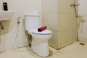 Room | Bathroom | Shower, free toiletries, towels