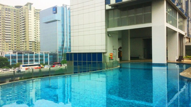 Un edificio moderno con piscina delantera.