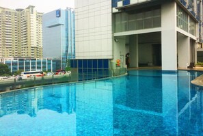 Un bâtiment moderne avec une piscine devant.