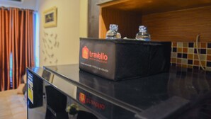 Un mini refrigerador con la llave del mini refrigerador y una botella de agua.