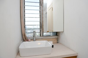 Zimmer | Badezimmer | Dusche, kostenlose Toilettenartikel, Handtücher
