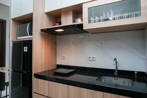 Zimmer | Eigene Küche | Kühlschrank, Mikrowelle, Herdplatte, Wasserkocher