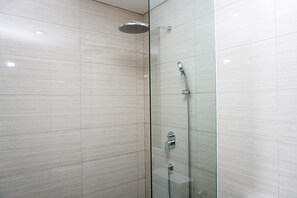 Room | Bathroom shower - Strategic 1BR Apartment at Ciputra International (Jakarta)