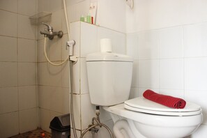 ห้องพัก | ห้องน้ำ | ฝักบัว, ของใช้ในห้องน้ำฟรี, ผ้าเช็ดตัว, กระดาษชำระ
