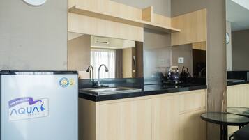 Habitación | Cocina básica privada | Frigorífico, placa de cocina y utensilios de cocina