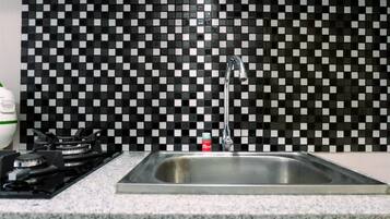 Habitación | Cocina básica privada | Frigorífico, placa de cocina y utensilios de cocina