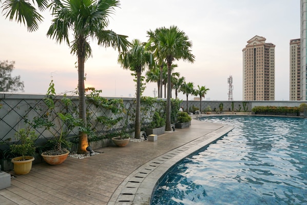 Outdoor pool - Tranquil 1BR GP Plaza Apartment (Jakarta)