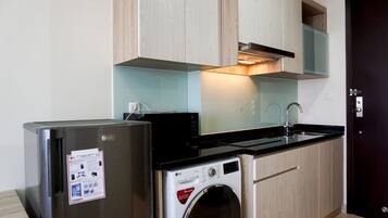 Room | Private kitchenette | Fridge, microwave, stovetop, cookware/dishes/utensils