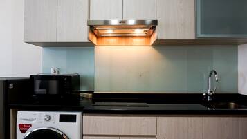 Kamar | Dapur kecil pribadi | Lemari es, microwave, kompor, dan peralatan masak/sendok-piring