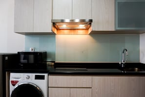 Zimmer | Eigene Kochnische | Kühlschrank, Mikrowelle, Herdplatte, Kochgeschirr/Geschirr/Besteck