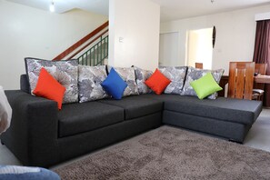 Casa estándar, 3 habitaciones | Área de sala de estar | Televisión 