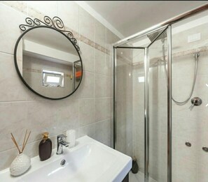 Family Room, Private Bathroom, Tower (Rossa) | Bathroom | Shower, rainfall showerhead, hair dryer, towels - Al Fly (Monopoli)