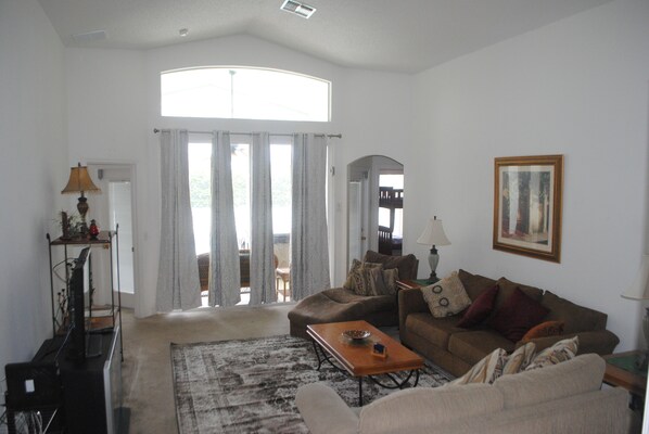 TV, lettore DVD, tavolo da ping pong, biblioteca musicale