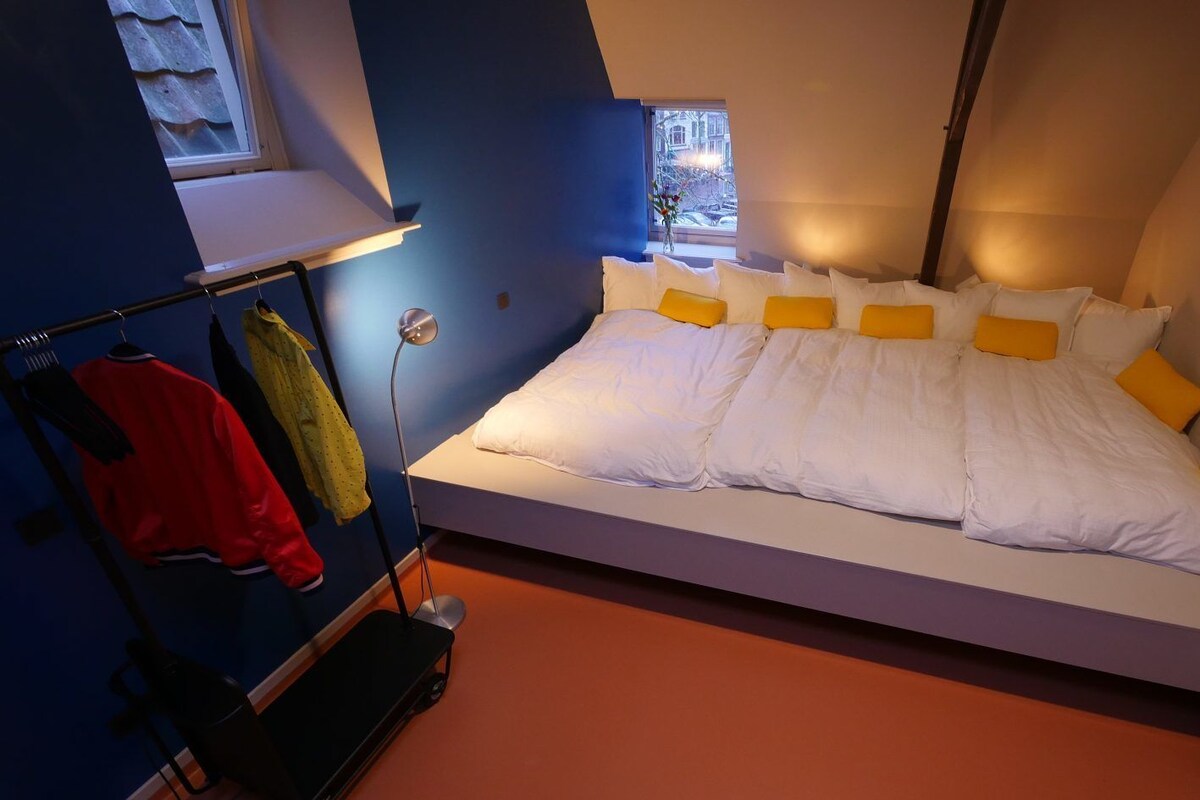 Quadruple Room (Kleurenlab) | Minibar, individually decorated, individually furnished