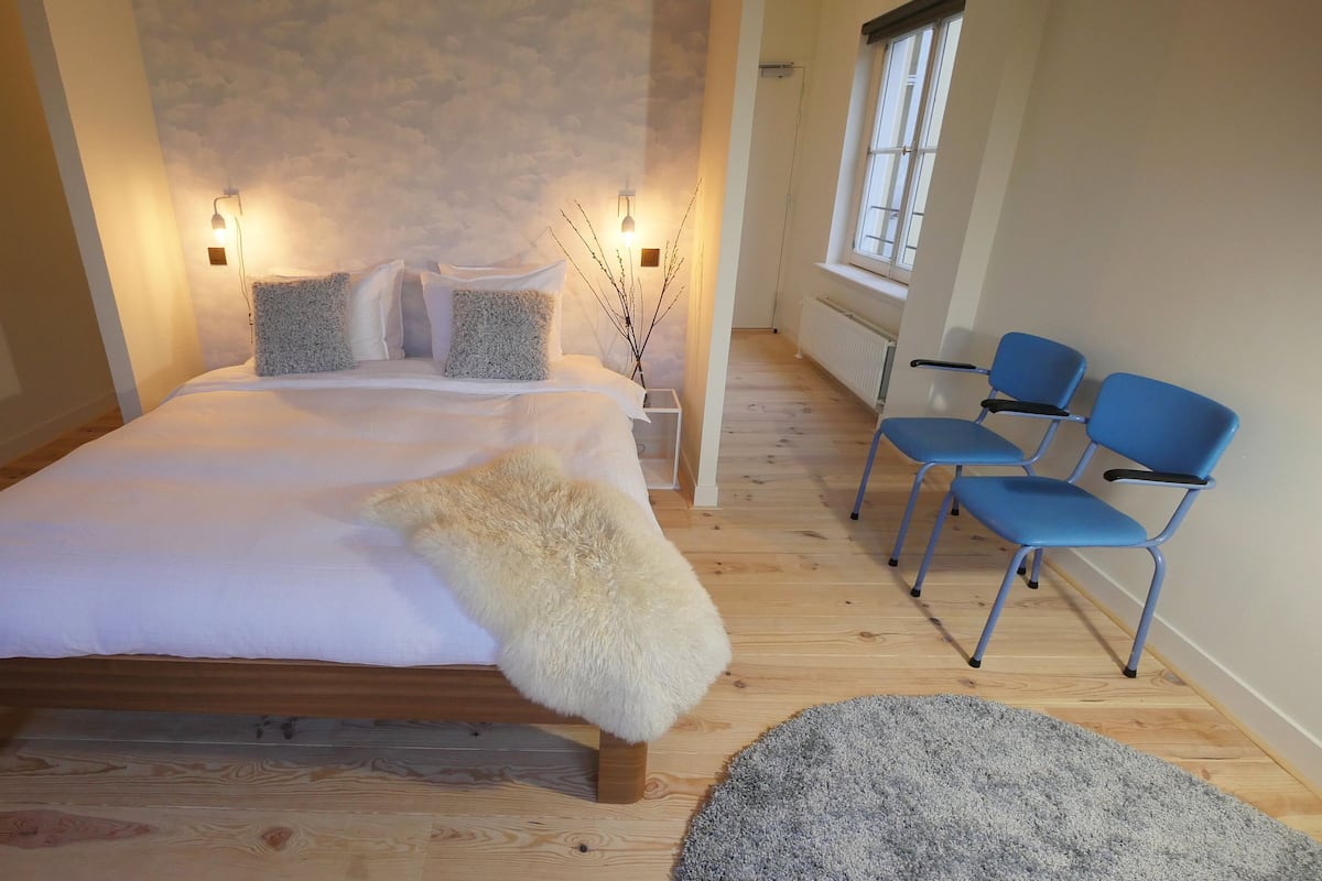 2 bedrooms, minibar, individually decorated, individually furnished