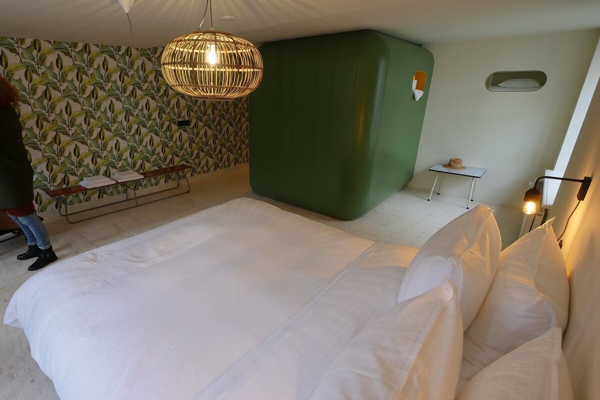 Townhome | Minibar, individually decorated, individually furnished