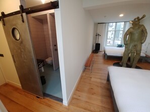 Quadruple Room, 2 Queen Beds (LF3) | Bathroom | Shower, rainfall showerhead, free toiletries, hair dryer - Hotel in het Huis van Deventer (Deventer)
