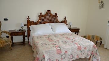Chambre Triple Confort | Bureau, fer et planche à repasser, Wi-Fi gratuit, draps fournis