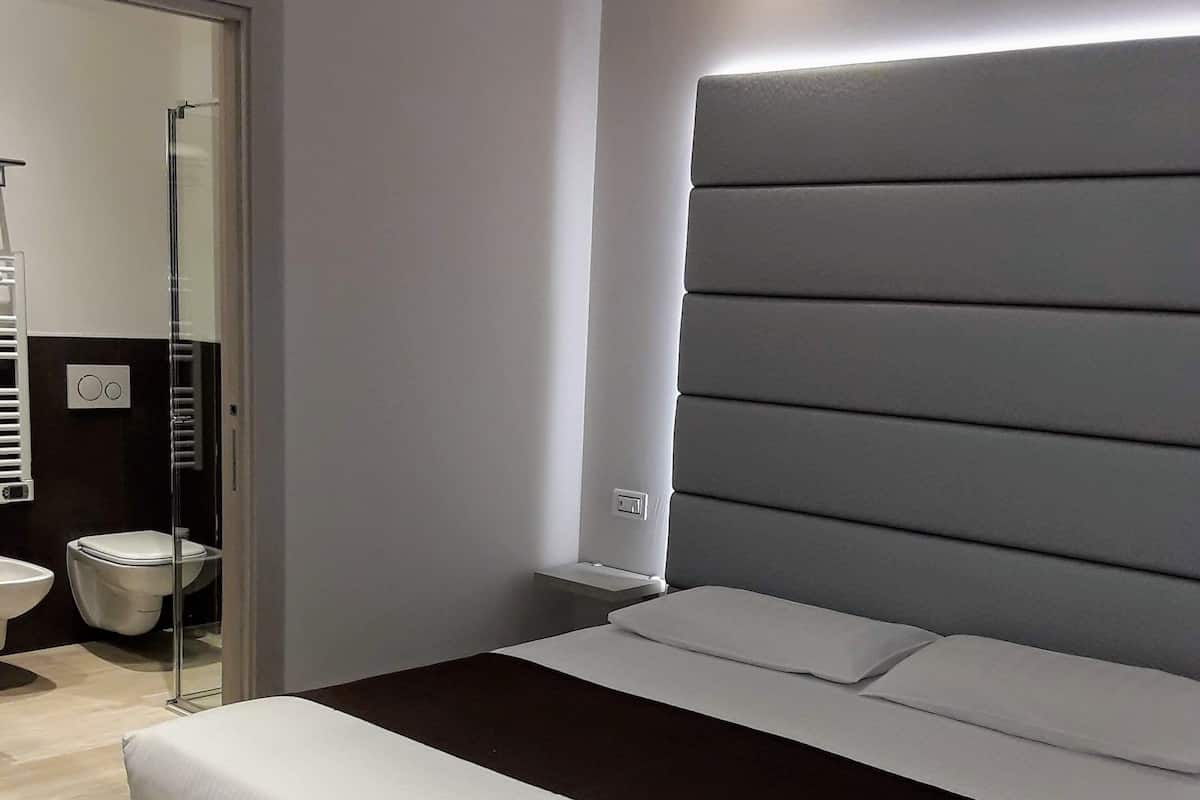 Peralatan tempat tidur premium, gebar bulu kapas, peti besi dalam bilik