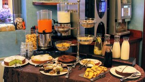 Ein Buffet mit verschiedenen Speisen und einer Kaffeemaschine.