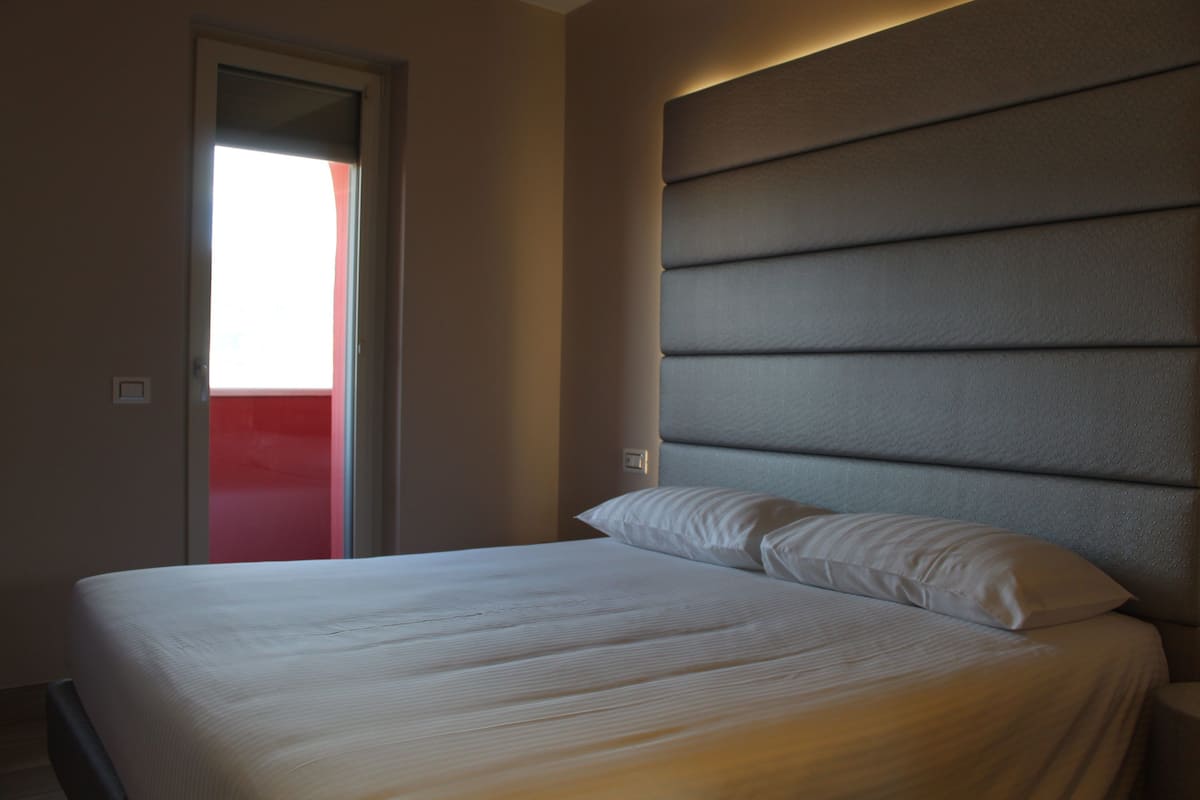 Deluxe Double or Twin Room, Lake View | Peralatan tempat tidur premium, gebar bulu kapas, peti besi dalam bilik
