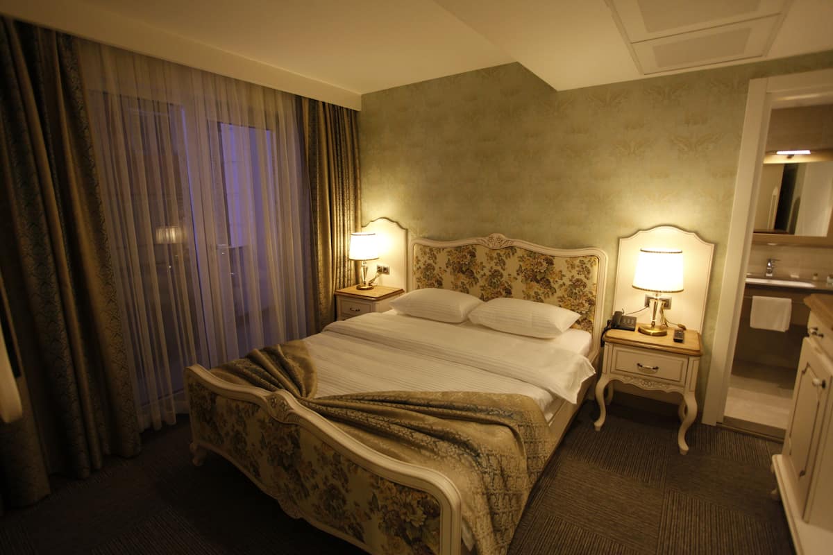 Romantic Suite | Minibar, in-room safe, laptop workspace, blackout drapes