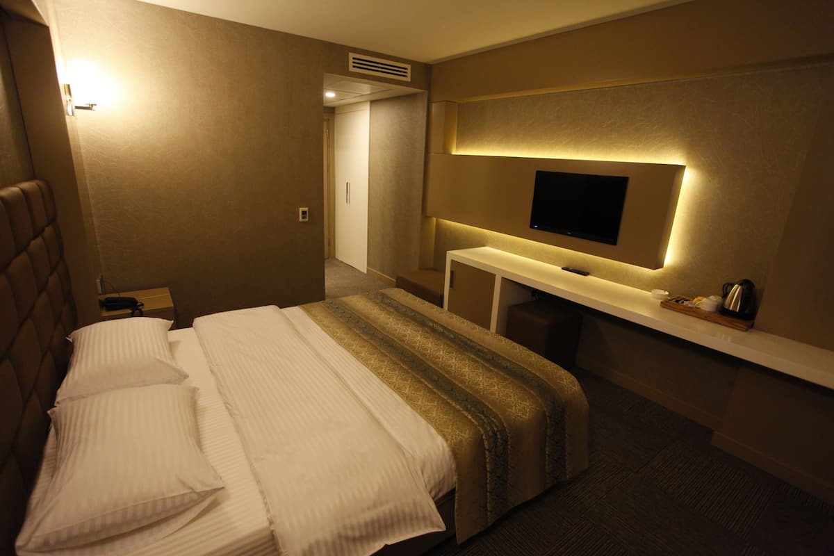 Standard Room | Minibar, in-room safe, laptop workspace, blackout drapes