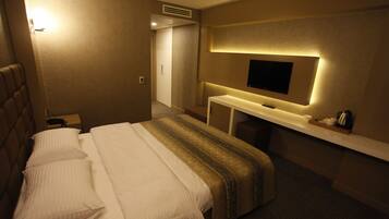 Standard Room | Minibar, in-room safe, laptop workspace, blackout drapes