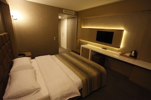 标准房 | 迷你吧、客房内保险箱、笔记本电脑工作区、遮光窗帘