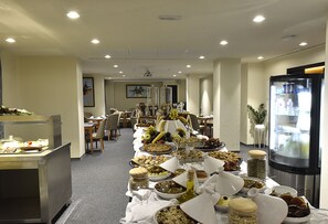 Tägliches Frühstücksbuffet (12 EUR pro Person)