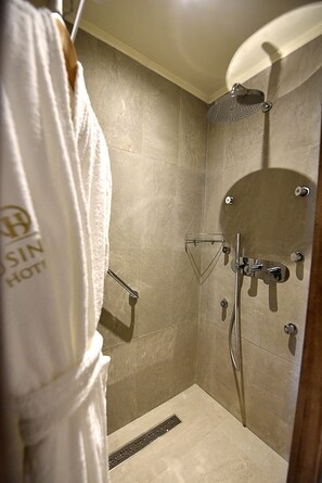 Shower, rainfall showerhead, free toiletries, hair dryer - Business Hotel Sfax (Sfax)