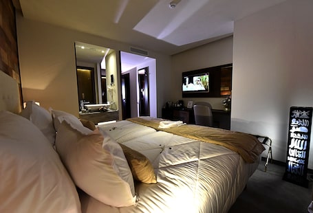 Basic Double Room | Living room | Flat-screen TV. Business Hotel Sfax