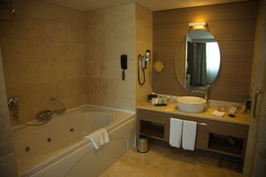 Club Suite | Kylpyhuone | Sadesuihkupää, tohvelit, pyyhkeet