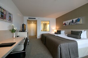Standard Double Queen Bed Room | Hochwertige Bettwaren, Minibar, Zimmersafe, Schreibtisch