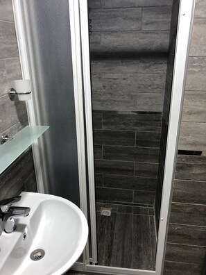 Shower, hydromassage showerhead, hair dryer, towels