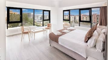 Suite senior, balcón, vista parcial al mar | 2 habitaciones, decoración personalizada y muebles diferentes