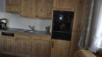 KĂŒhlschrank, Ofen, Herdplatte, Wasserkocher mit Kaffee-/Teezubehör