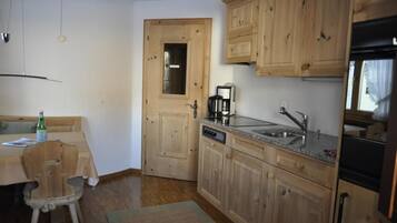 KĂŒhlschrank, Ofen, Herdplatte, Wasserkocher mit Kaffee-/Teezubehör