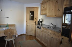 Kühlschrank, Herdplatte, Wasserkocher mit Kaffee-/Teezubehör, Toaster