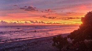 A beach at sunset with a clear sky and ocean waves. - The lagoon terrace (Saint Leu)