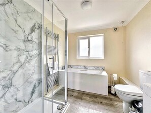 Nhà | Phòng tắm | Bồn tắm và buồng tắm vòi sen riêng, bồn tắm ngâm, máy sấy tóc, khăn tắm 
