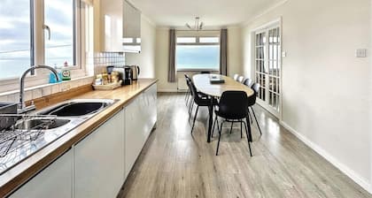 Seaside Escape-sleeps10-family&petfriendly-balcony