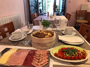Desayuno continental diario (EUR 8 por persona)