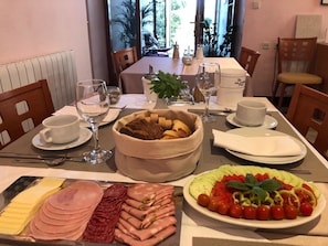 Kontinental frokost hver dag (EUR 8 per person)